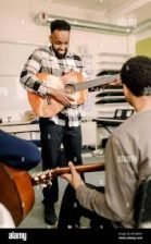 PIANO / GUITAR TEACHER AVAILABLE FOR LESSAONS