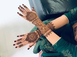 Henna artist