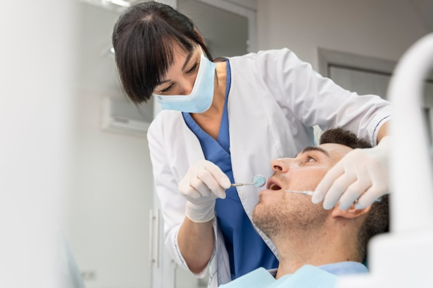 Expert dentist for teeth inspection