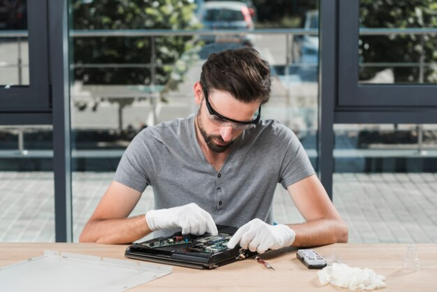 Laptop Lifeline – Repair and Maintenance